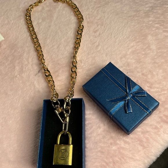 Louis Vuitton lock with unbranded chain necklace - Picture 5 of 8